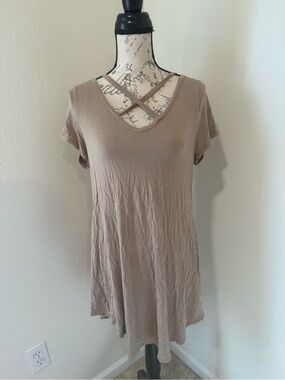 Crisscross V-Neck Short Sleeve Tunic in Taupe casual land size small